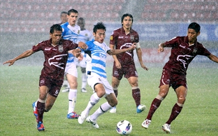 Pattaya United and Police United players challenge for the ball as the rain starts to fall in Bangkok, Sunday, August 5. (Photo/Pattaya United)